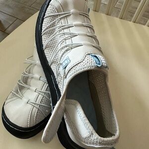 Gently worn, cute Jambu summer shoes.